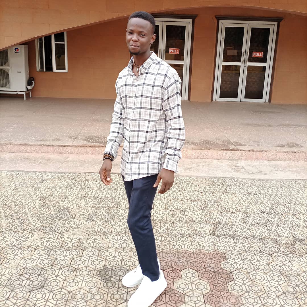 Oluwako_rede's tweet photo. E chock ๐#focus #ibadanfashion #nigeriafashionshow #iamwhoiam #creative #legend #model #fashion #style #naturephotography #modellingagency #instagram #instafashion #ibadanmodels #modellingchocolatefigure #modellingageny https://t.co/aRn7SKUxrA