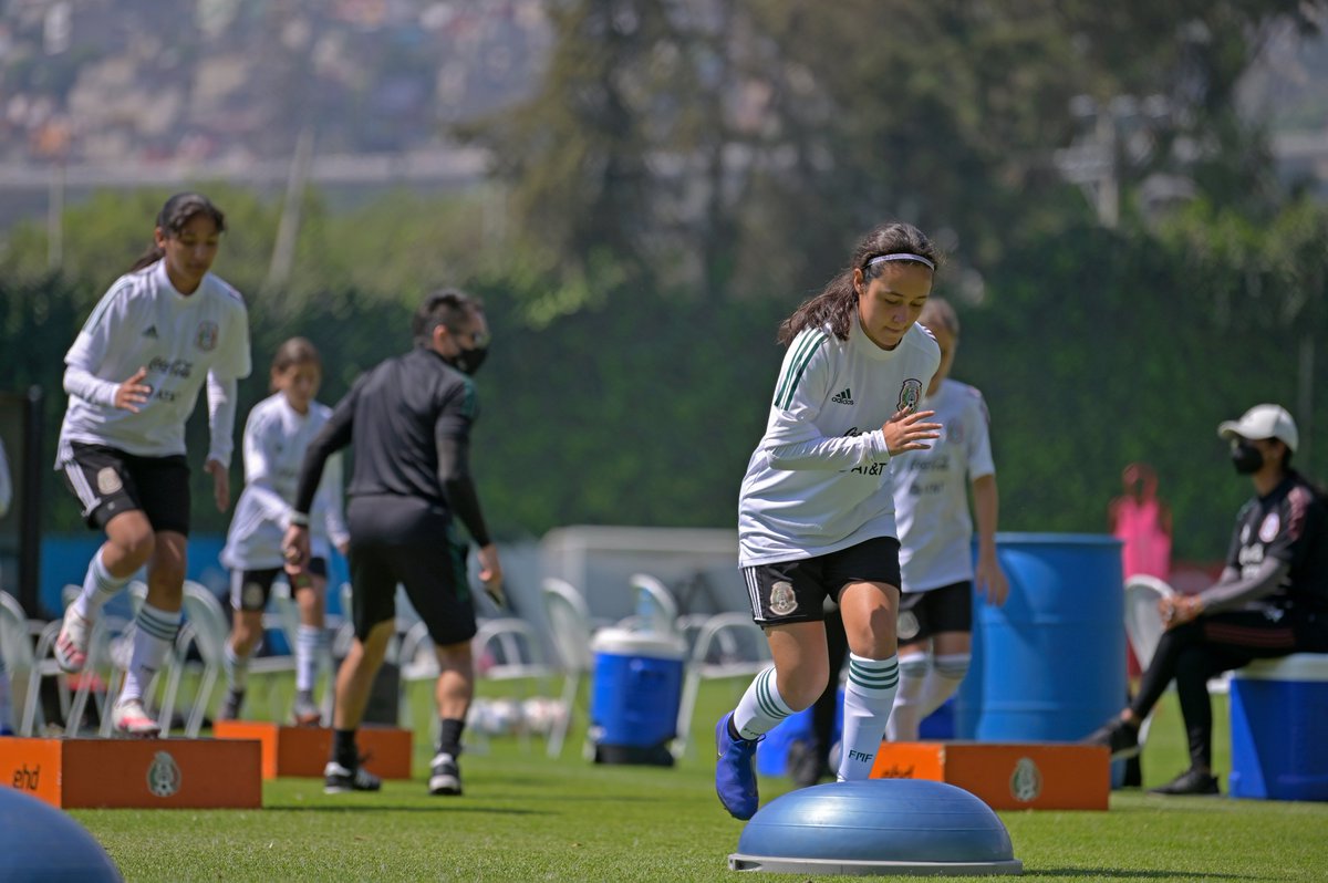 miseleccionmxEN's tweet photo. #U15Women | Working on our strength! 💪🏻🇲🇽⚽️😎

Getting better every session. 🔥🔥🔥

#PasiónyOrgullo | #FMFporNuestroFútbol https://t.co/0HYfcIXLWD