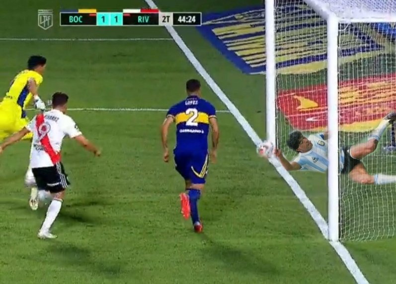 FichajeGoleador's tweet photo. LA FOTAZA. FUA EL DIEGO! 👏🏽
#LaManoDeDios Salvando a 🇦🇷 Boca Juniors en la línea... 🙏🏽 https://t.co/QeKPdQ4ReL