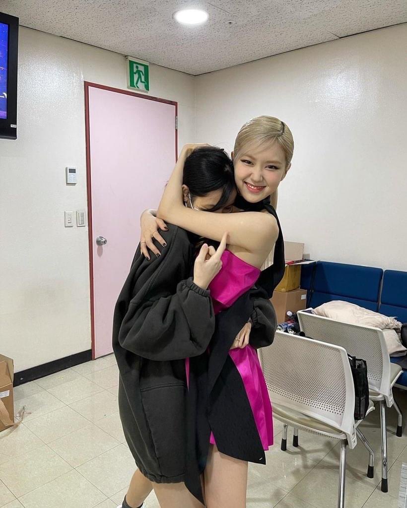 FANBLACKPINKa's tweet photo. [GI] 210314-GI update of Rosé with Lisa:

′′ Look who happened today 🥺 ′′

🔗https://t.co/aLlSwphizw

#로제 #ROSÉ #LISA #리사 #BLACKPINK #블랙핑크 #LALISA https://t.co/qQLcVkadla