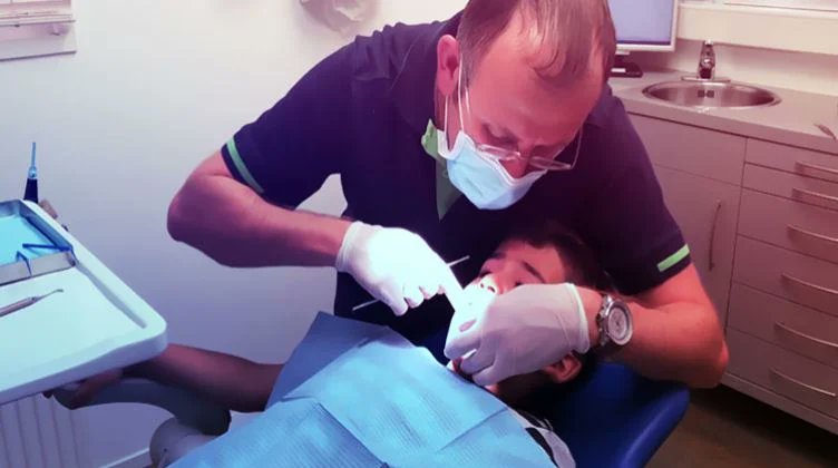 بوابة الوفد السلطات السعودية تُلقي القبض على حداد يعمل طبيب أسنان
