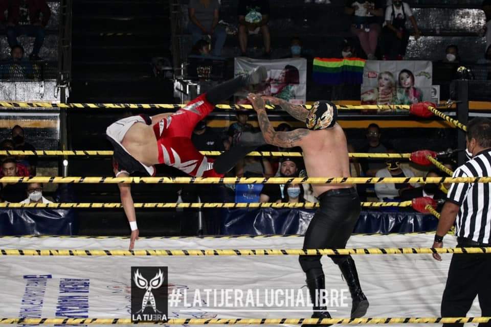 LaTijeraLucha's tweet photo. Lucha dinámica en relevos sencillos es para #LunatikFly & #Legendario Vs #EspecieMaligna & #HalconMagico, donde los castigos y golpes de poder fueron los principales factores para que los jóvenes se apoderaron de la tribuna del #CosoDeSanBartolo y fueron reconocidos con dinero. https://t.co/SMnXOg21tX