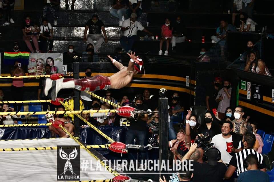 LaTijeraLucha's tweet photo. Lucha dinámica en relevos sencillos es para #LunatikFly & #Legendario Vs #EspecieMaligna & #HalconMagico, donde los castigos y golpes de poder fueron los principales factores para que los jóvenes se apoderaron de la tribuna del #CosoDeSanBartolo y fueron reconocidos con dinero. https://t.co/SMnXOg21tX
