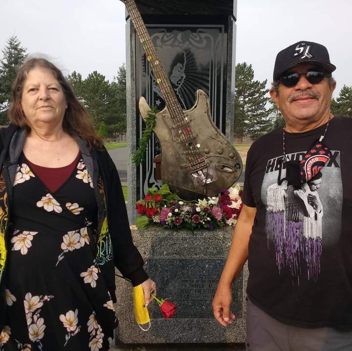 September 18, 2020 marked the 50th anniversary of Jimi Hendrix's death;  In the photo Albert Traham and Susie;  they carried a rose in my name, dedicated to Jimi.  She had made a promise to him.  He is my favorite guitarist ...