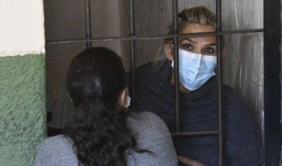 disclosurebol's tweet photo. #ULTIMO #ASESINATRASREJAS,AL FIN AL RUEGO DEL PUEBLO SE EMPIEZA A DAR JUSTICIA A LOS MUERTOS DE #OCTUBRE_NOVIEMBRE2019,@JeanineAnez APARECE TRAS REJAS,LOS CARGOS SON #SEDICION #TERRORISMO Y #CONSPIRACION,PERO PQ @EDelCastilloDC LE QUITAN EL PEOR DE LOS DELITOS??? EL #ASESINATO https://t.co/oC7UZrxKcQ