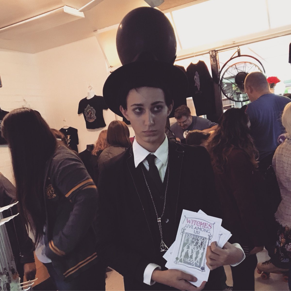 SpeakBeasty's tweet photo. Incoming #CredenceBarebones cosplay appreciation post!
This cosplay is so well done - right down to the look in his eyes π
#SpeakBeasty #FantasticCosplay #FantasticBeasts https://t.co/vq1goubY5C