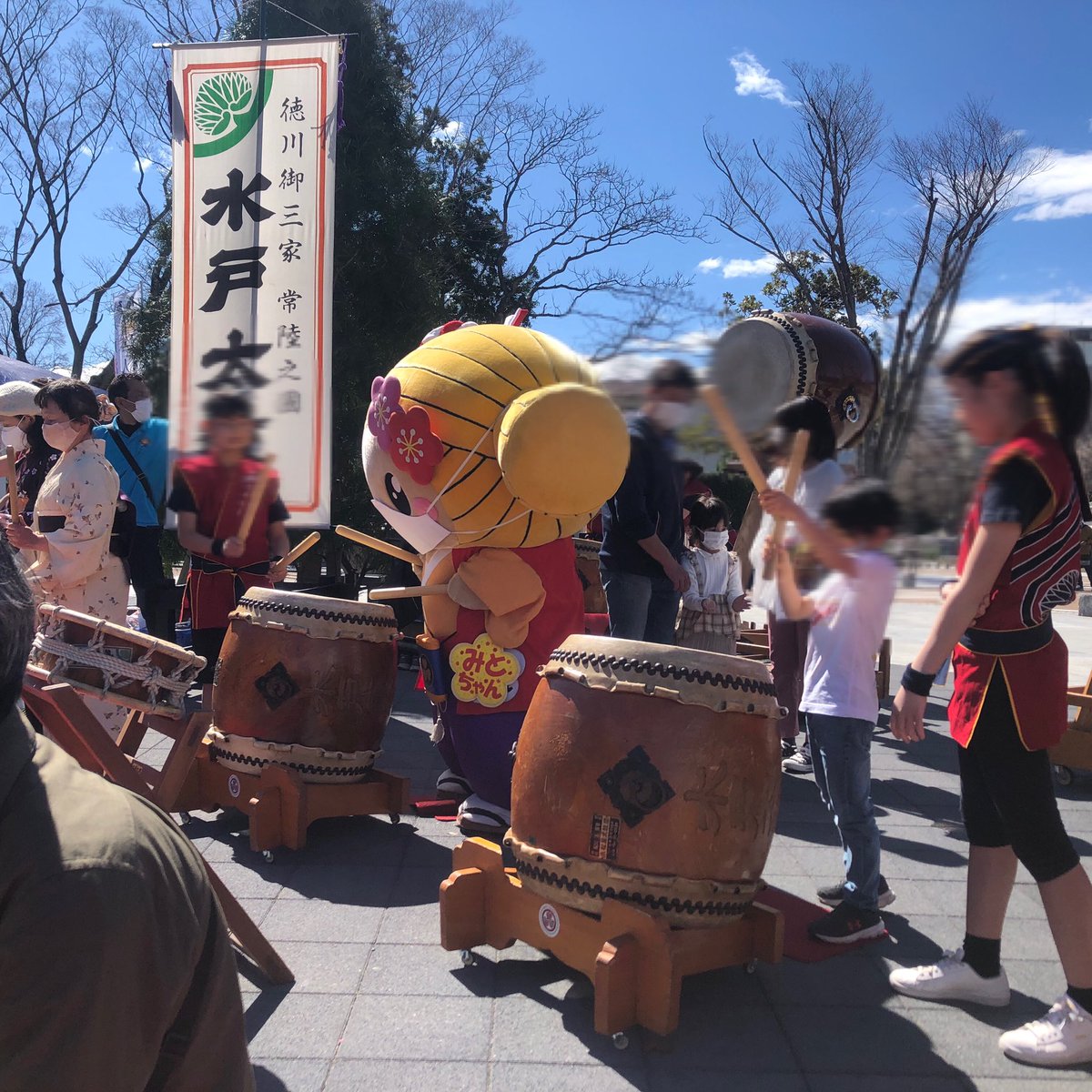 mitotaiko's tweet photo. 【水戸で和〜くショップ】
3/7、14の二日に渡り開催された水戸 弘道館 梅まつりのイベント。

水戸太鼓保存会も、11時と14時の2回、二日間で計4回の演奏を披露させていただきました。

たくさんのお客様にお越しいただき、ありがとうございました！太鼓体験には、みとちゃんも飛び入り参加😆

#和太鼓 https://t.co/RbSAMtrPbW