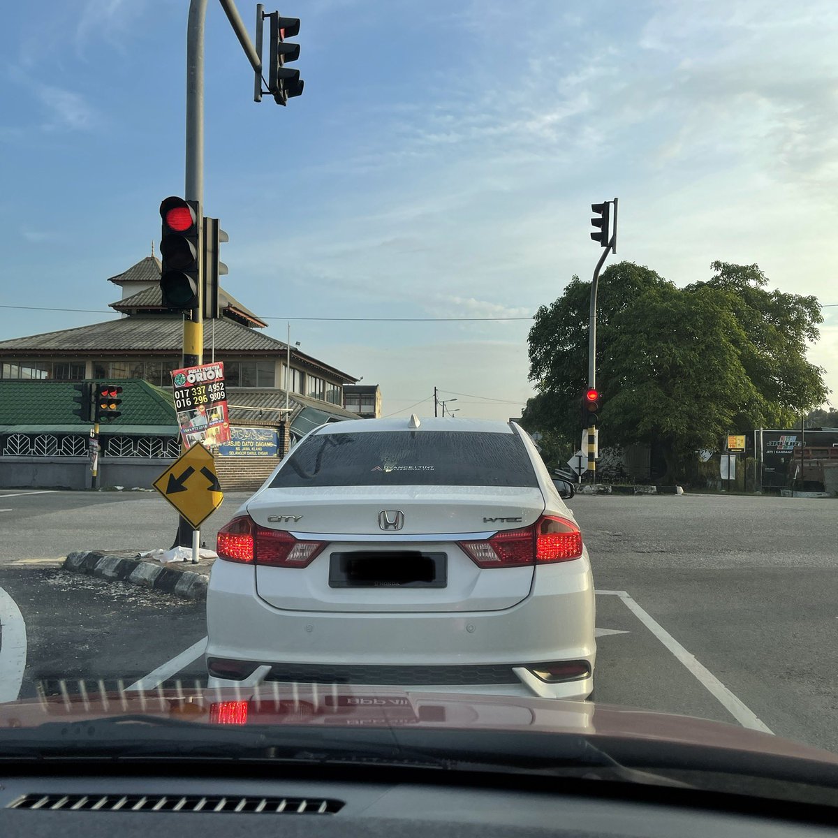 afq09's tweet photo. Time ko nak cepat time tu juga lah traffic light komplot semua nak merah 😅 

Woiii lambat dah ni ... https://t.co/Qup8TUEsaD