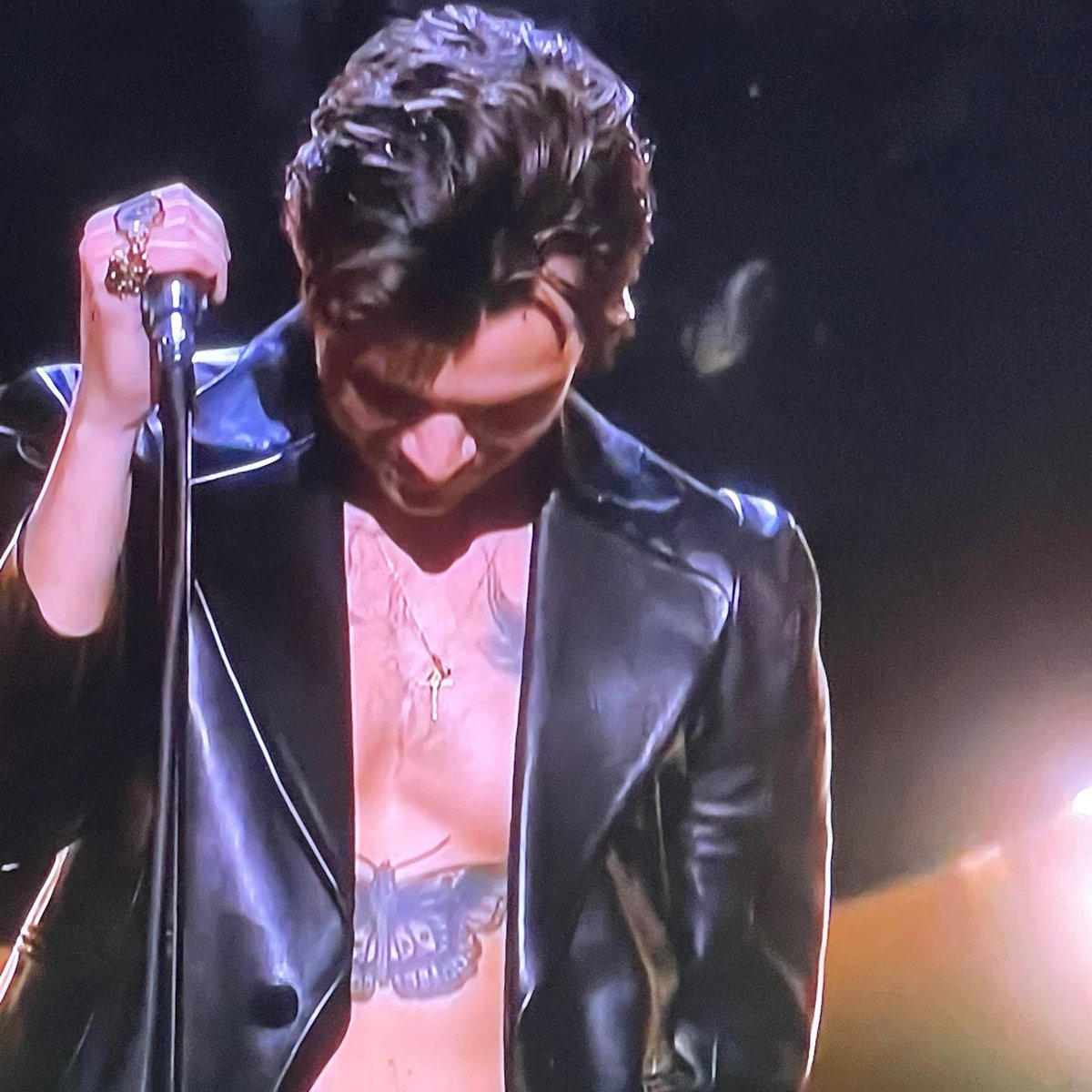 jbneiva_'s tweet photo. Apresentador: "Se fosse o meu primeiro Grammy eu usaria uma camisa"

O harry: 🗣🗣🗣 https://t.co/8c7N750K8j