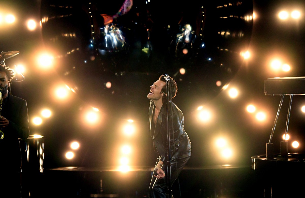 hsdaily's tweet photo. Harry performing at the 2021 #GRAMMYs - March 14 https://t.co/Tx0mLvbxgs