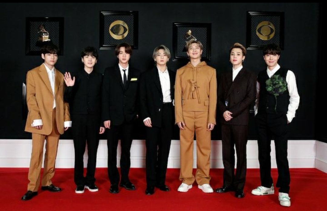 Gabriel37851846's tweet photo. #SetTheNightAlightBTS  Un premio no los define, no necesitan un maldito premio, que xenofobos de mierda 🤝💜 https://t.co/hA3XuEpKd2