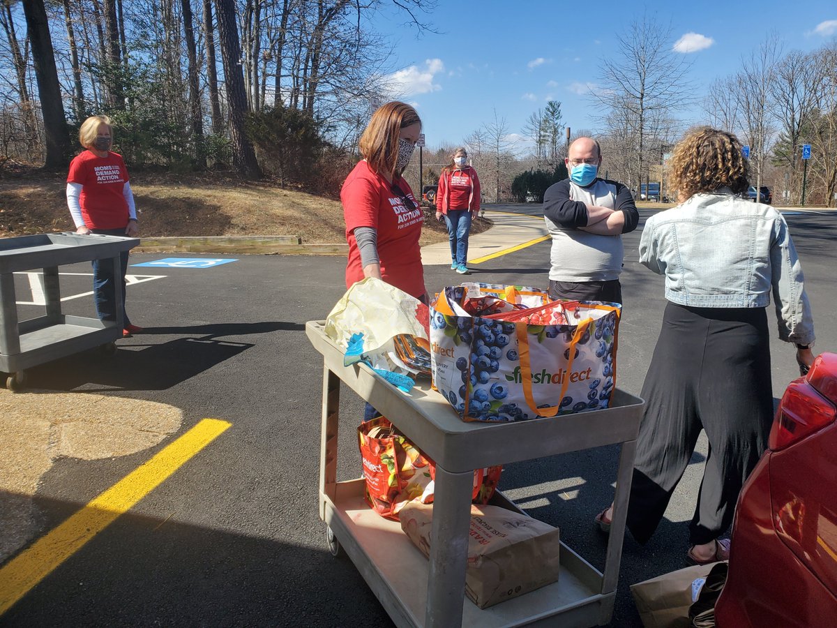 Today @MomsDemand volunteers spent afternoon with our local partners @UUCF to accept and sort donations for foodjusticedmv.org who then delivers the food to black and brown immigrant families facing food insecurity.