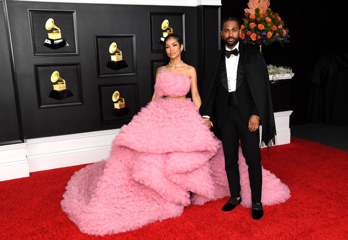 Catch up on what you missed from the #Grammys red carpet: vogue.cm/2OtUFnN