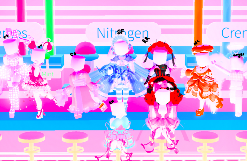PRETTYPRIVALEGE's tweet photo. so i took a picture with royale high sets! 
- i lightened the picture up and put set initials on them! -
-Im the royale rebel (rr) btw!-
#royalehigh #midnightstrike #darlingvalentina #cherryblossom #PrincessStarFrost #RoyaleRebel #MonCheri #angelset #EnchantingHeirloom #deardolly https://t.co/uCFwZHlwFU