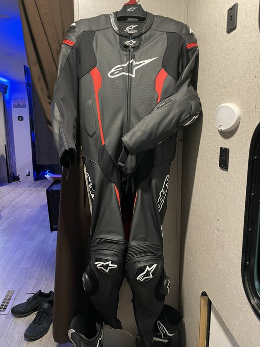 Selling my track suit. Its a bit too tight on me 😓 (barely used) DM me if youre interested 🤙🏼 https://t<a href="/tag/holiday"class="tags"><span>#holiday</span></a>
