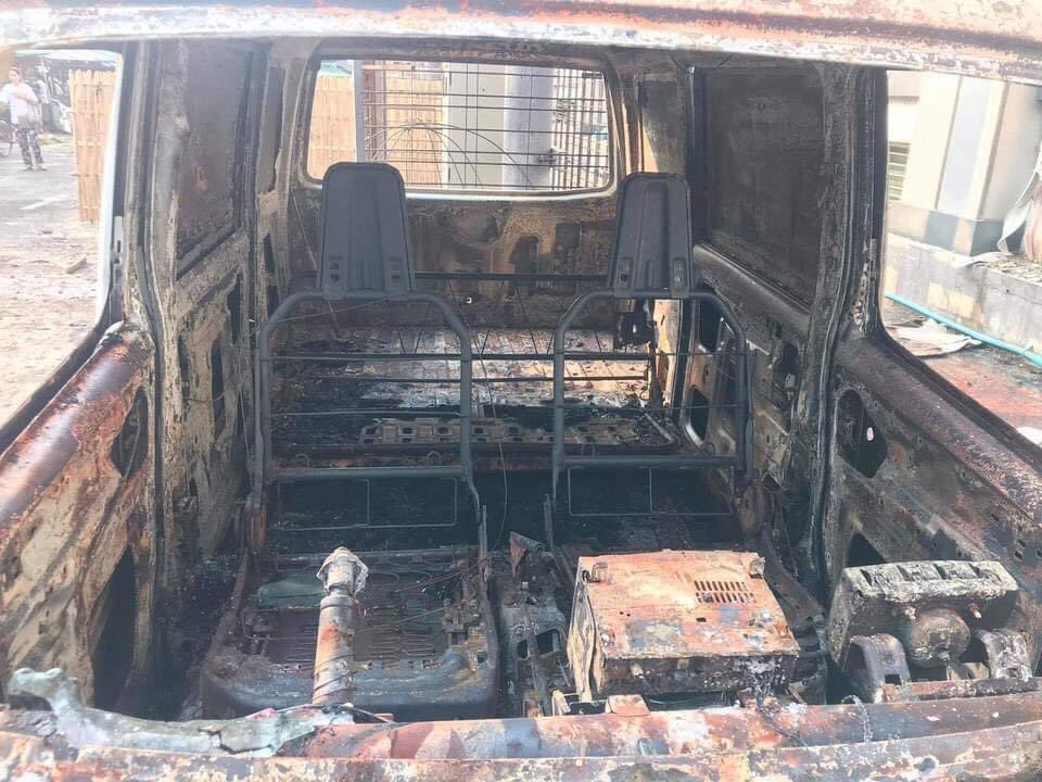 melody_myae's tweet photo. This is in Yangon, the most developed city of Myanmar. People are being shot and killed everyday. Over 100 people died bc of the military only yesterday. The situation in the photo happened just now! Myanmar needs your help!! #Mar15Coup  #WhatsHappeningInMyanmar  @freya_cole https://t.co/4HV2AEprRH