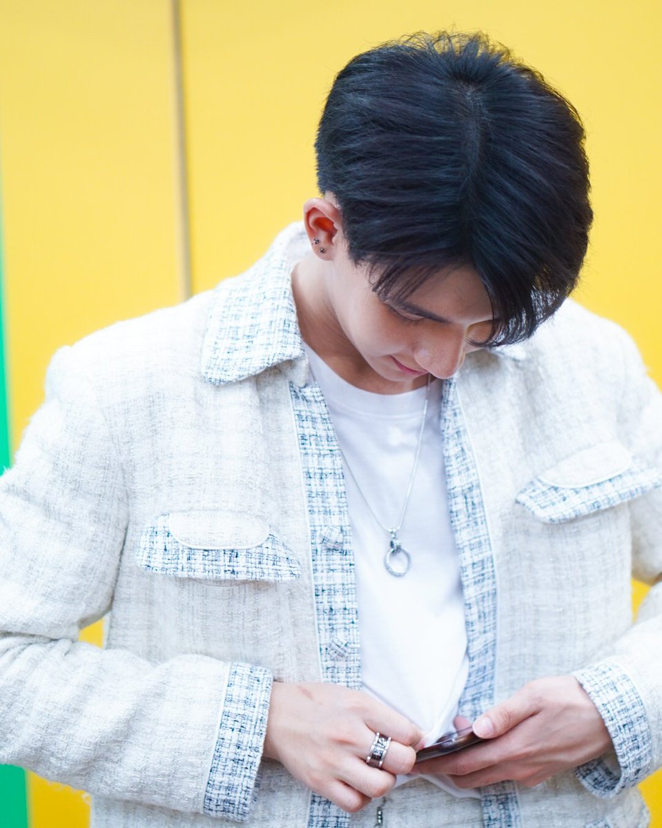 NitithornStory's tweet photo. ความเอาเสื้อตัวเองเช็ดกล้องให้แฟนคลับ
กลัวเห็นความหล่อไม่ชัดอ่ะเนาะ
#nitithornstory #flukeniti #ScorpioArtist #IdolExchange https://t.co/C1HAIHqdIc