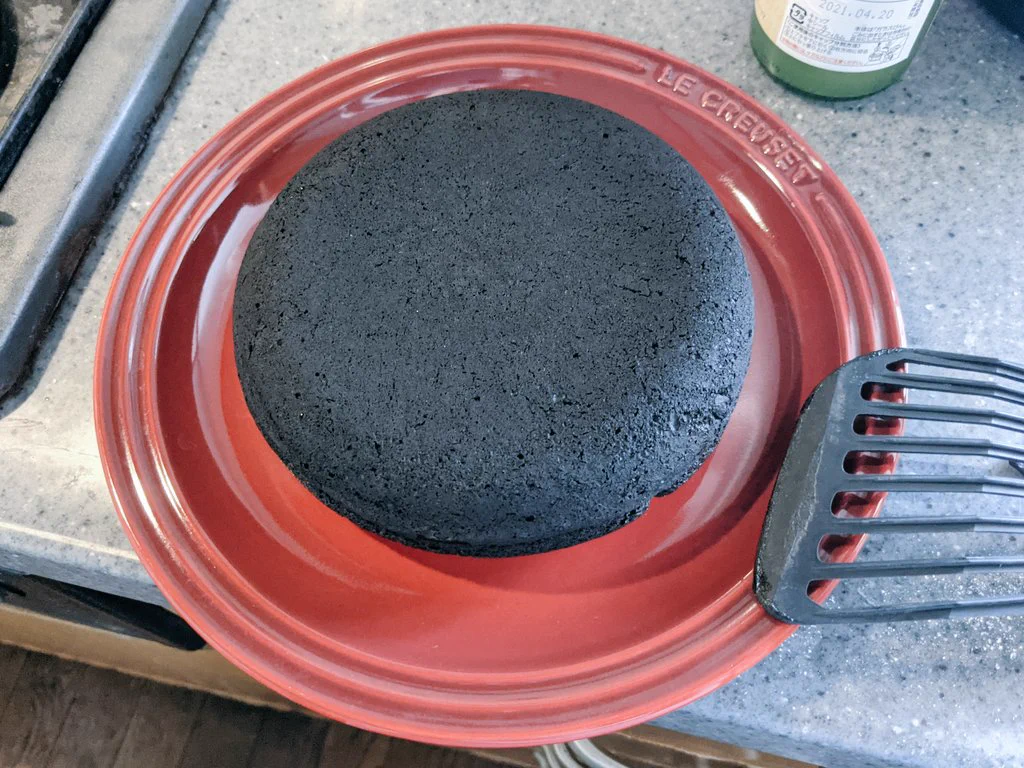 天気がいいのでホットケーキを焼いた結果？黒い物体が出来上がるwww