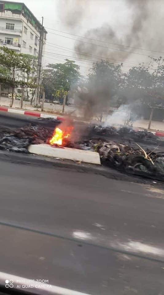 Makeshift barriers placed by residents at Bayintnaung Junction in #Yangon’s Mayangone were burning on Monday morning. The barriers were to prevent police and soldiers from sending reinforcements to Hlaing Thar Yar, where at least 30 anti-coup protesters were killed on Sunday.