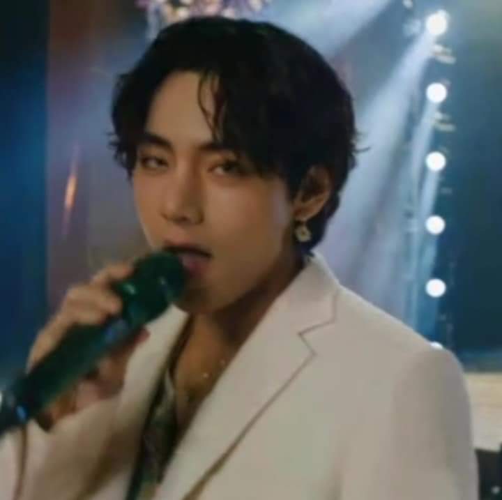 cookysays's tweet photo. KIM FUCKING TAEHYUNG THIS IS ILLEGAL SIR, HOW CAN YOU BE SO HOT WT- https://t.co/WvFQr8UhBJ