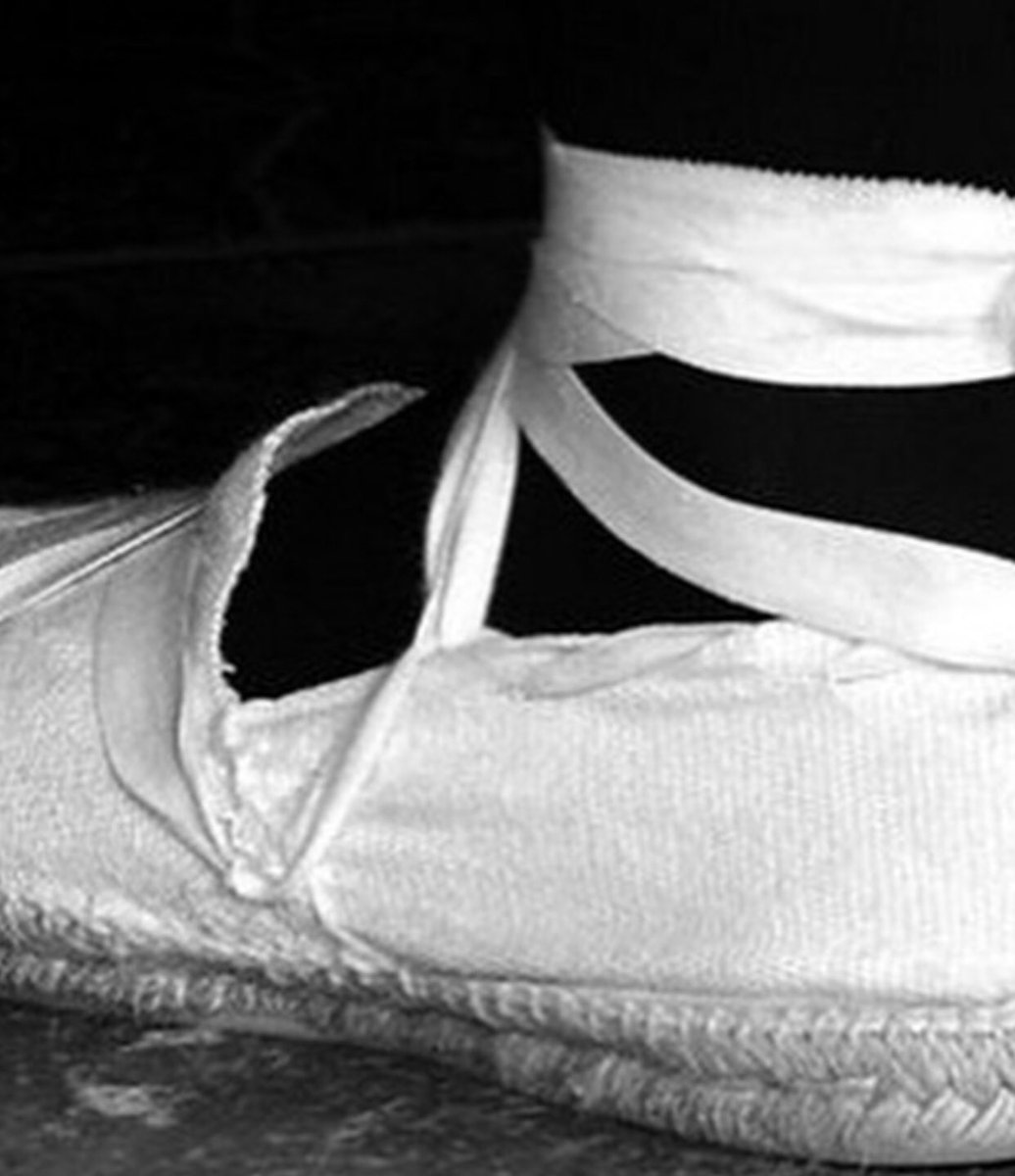 Rosalía ha sacado un modelo de AF1’s de NIKE basada en la esparteña. 
No. Mal. Es una excentricidad y una folie. 

La AF1 es un standard de diseño. Un clásico. 
NO SE TOCA, Rosalia.
Deja de tocar.