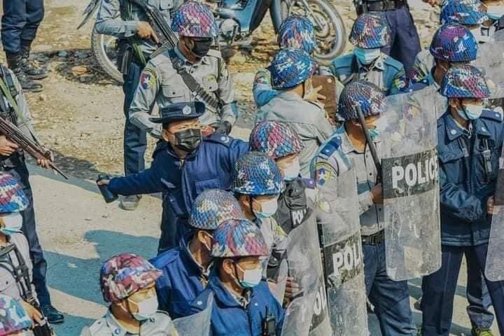 EaNhi1's tweet photo. Myanmar police officer put fire on Chinese run Garment factory on 14th of March https://t.co/ZnbLvIaZc0