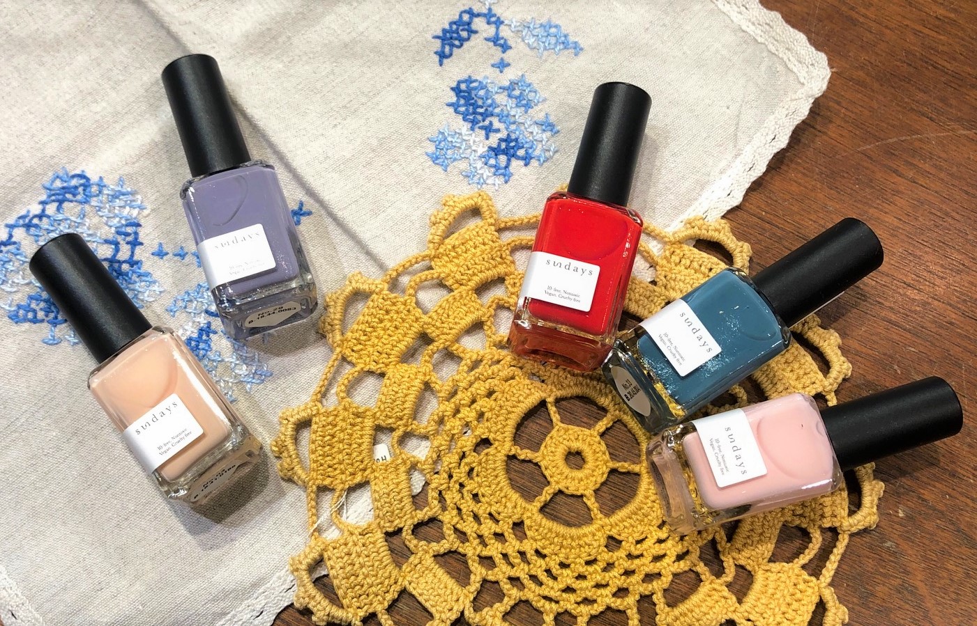 スミス 浦和パルコ Sundaysは使う人への健康に配慮した天然由来の成分でつくられた爪にやさしいマニキュアです プロ仕様の鮮やかな発色が特徴的で 輝くようなツヤを与えてくれます お色は全16色 トップコート ベースコートも取り揃えています ネイル