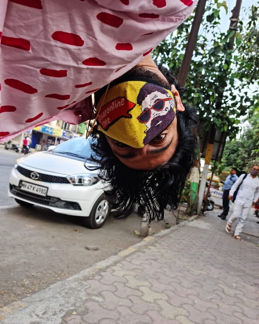 ranveerbrar's tweet photo. Hello, Hello, Hello! Kya aap Monday madness ke liye tayaar hai?

#Hello #Monday #mondaymadness #areyoureadyforit #mondayvibes #mask #maskon #maskup #streetfun #madness #morningmadness #morning #morningmotivation #upsidedown #cameracheck #selfie #chefRB #cheflife #RanveerBrar https://t.co/2TblK3Rw4l