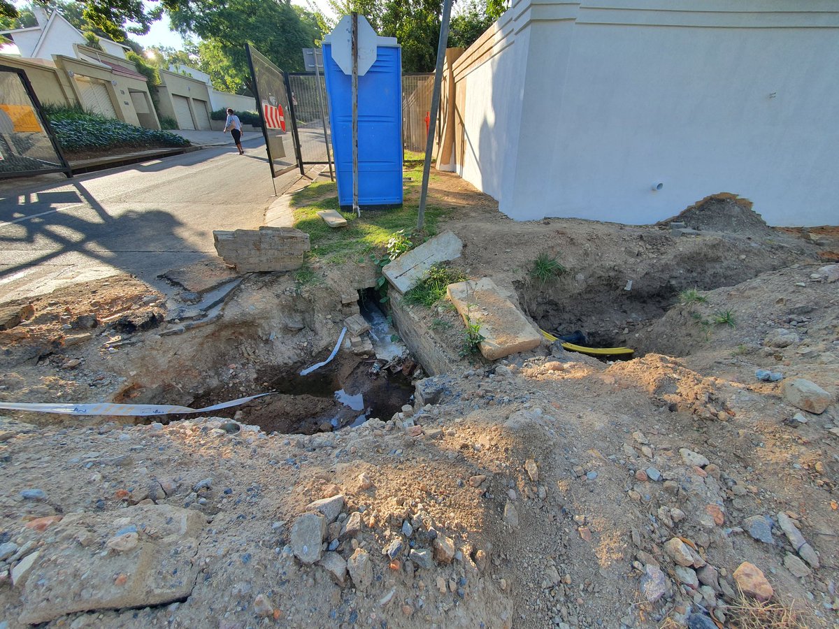 GeoffmakhuboS's tweet photo. @JHBWater @CityofJoburgZA This big hole was reported to @CityofJoburgZA on 29th January when it was supposedly escalated. Its now the 13th of March &amp; nothing has changed. Please enlighten us as to what the cities understanding of "escalated" means so that our expectations, which r very low can be met. https://t.co/W8mELCtFMV