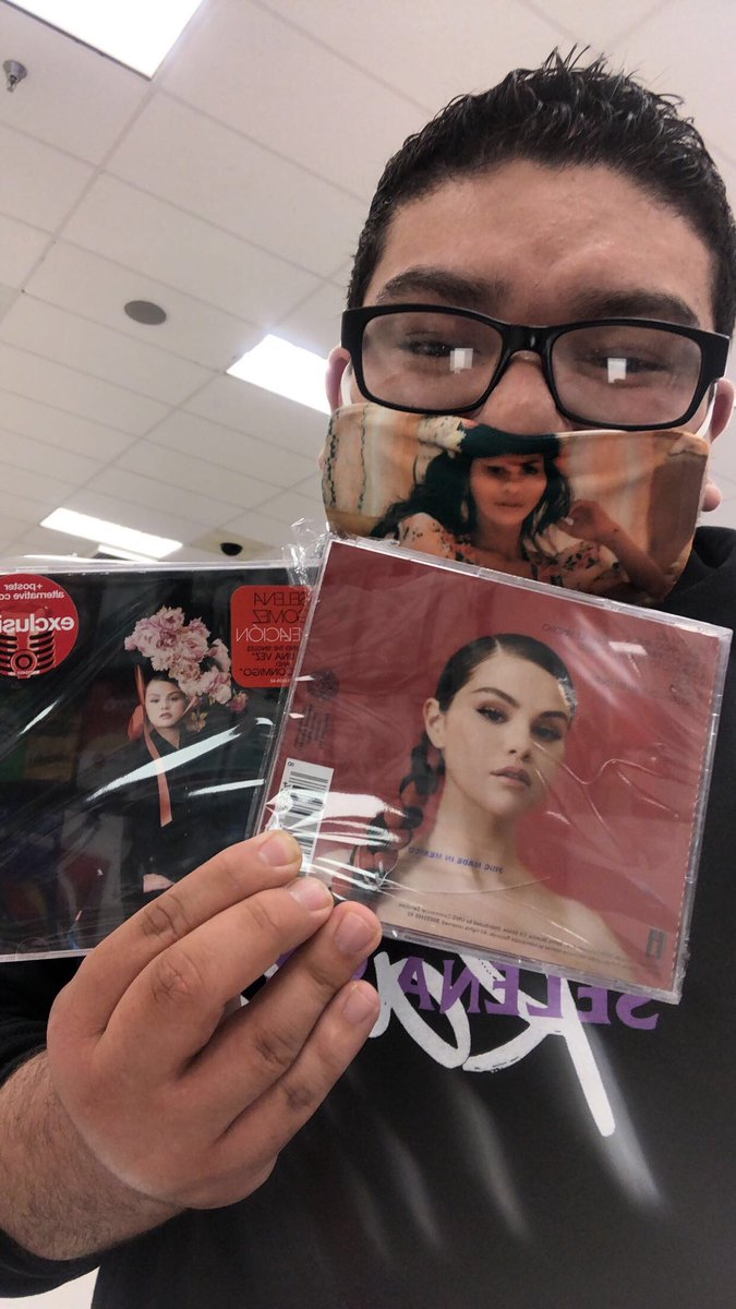 JasonisRare's tweet photo. @SelenaFanClub @selenagomez  I finally got my copy luckily I got the last one 💖🥰😊💖 https://t.co/YyT6kvtatt