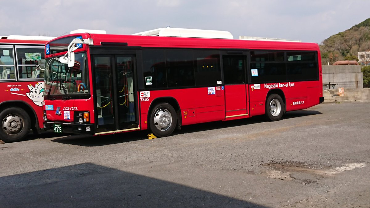 D M301 長崎県営バス 諫早営業所にて 5s52 7s65のボディ改造車を確認しました 0s12のナンバーが付いていませんでしたので廃車になった と思います 7e 8e代の廃車も数台 置いてありました