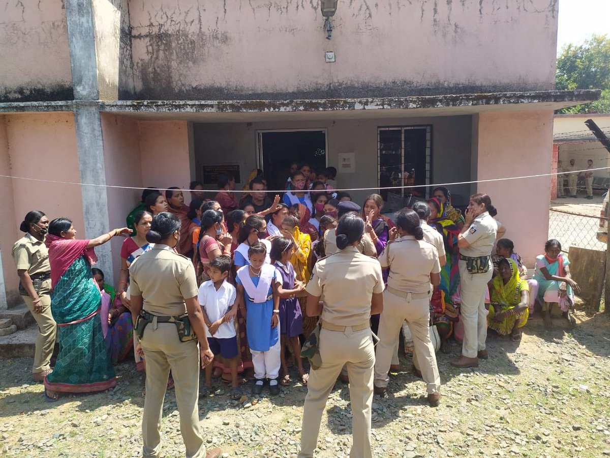 rickypadhan's tweet photo. @PMOIndia @CMO_Odisha this peak of cruelty by @odisha_police Hemgir Police, arresting school kids, women because they were protesting against pollution due to coal transport running via villages.  @dmofsundargarh is incapable of solving issues. Black Day for Democracy. @otvnews https://t.co/2YYSRJofxo