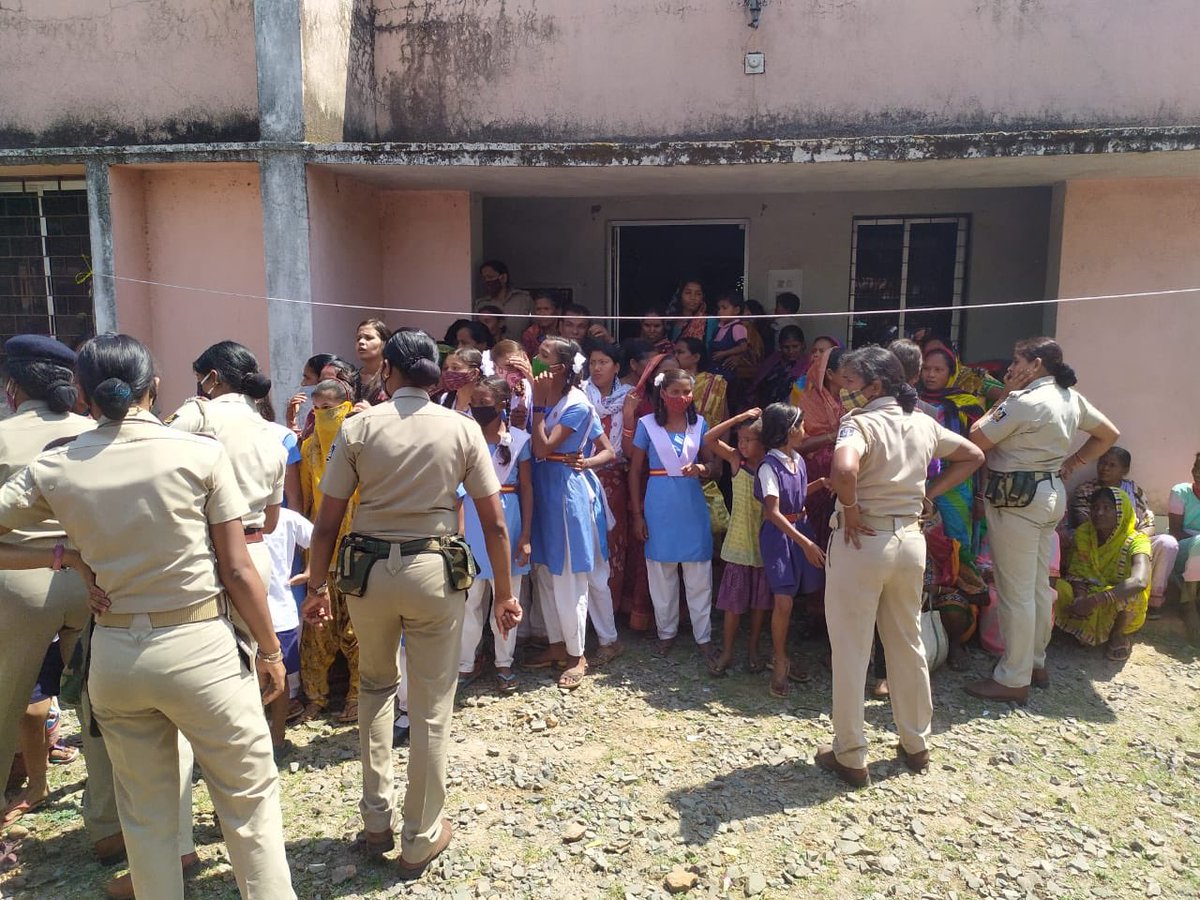 rickypadhan's tweet photo. @PMOIndia @CMO_Odisha this peak of cruelty by @odisha_police Hemgir Police, arresting school kids, women because they were protesting against pollution due to coal transport running via villages.  @dmofsundargarh is incapable of solving issues. Black Day for Democracy. @otvnews https://t.co/2YYSRJofxo