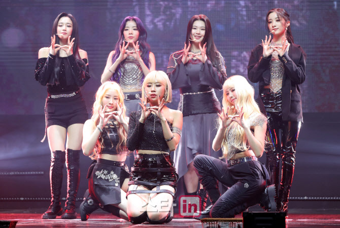 theseoulstory's tweet photo. 📸 Say hello to RBW's new girl group Purple Kiss! Here are some photos of the girls from their 'INTO VIOLET' debut showcase @RBW_PURPLEKISS https://t.co/kh472GDwOA