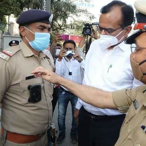 statenetworkn's tweet photo. #StateNetworkNews 
ગુજરાત પોલીસ દ્વારા  'Body worn camera'નુ  પ્રાયોગિક પ્રદર્શન 👮‍♀️ 📸

#IPSAjayChaudhary #ahmadabad #Gujarat #GujaratPolice #AhmedabadPolice #police #Policeofficer 

Gujarat Police https://t.co/4xxLlIdVNu