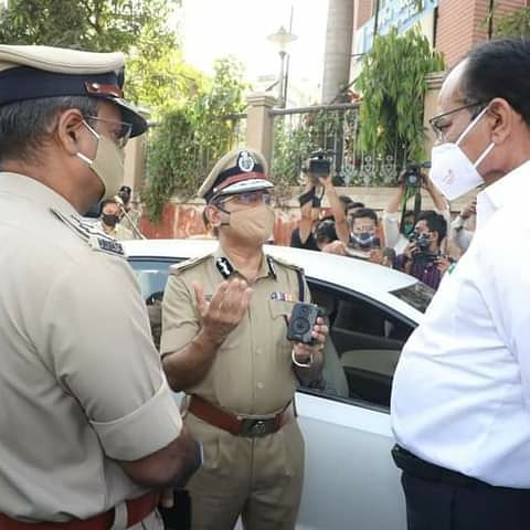 statenetworkn's tweet photo. #StateNetworkNews 
ગુજરાત પોલીસ દ્વારા  'Body worn camera'નુ  પ્રાયોગિક પ્રદર્શન 👮‍♀️ 📸

#IPSAjayChaudhary #ahmadabad #Gujarat #GujaratPolice #AhmedabadPolice #police #Policeofficer 

Gujarat Police https://t.co/4xxLlIdVNu
