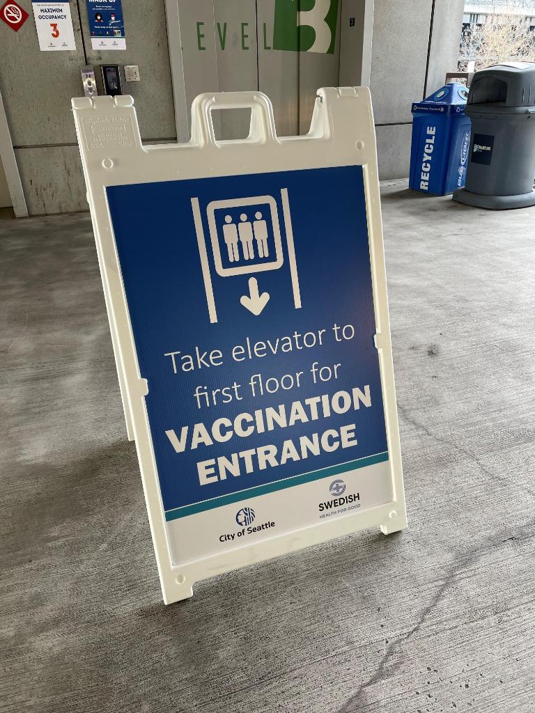 ProvSwedish's tweet photo. On Saturday, we opened the largest civilian-led vaccination site in the country @lumenfield in partnership w/ @CityofSeattle, @MayorJenny, and @kcexec. We're grateful to all the volunteers for making this site a reality! Learn more: https://t.co/ZksODfMw1j https://t.co/cXor2J834o