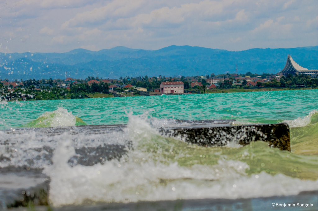 bensongolo27's tweet photo. C’est depuis un temps que l’eau de ce lac le plus beau à voir au centre de l'Afrique, le #Lac_Kivu a changé sa couleur bleu en verte. 
#Goma #LacKivu #Kivu 
#RDC
#OVG #tourisme Photo: #Benjamin_Songolo https://t.co/vrnffWcgTm
