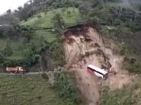 IntramurosE's tweet photo. Un deslizamiento de tierra, ocurrido el pasado sábado, dejó a un bus al borde del abismo. Ocurrió en la vía a #Guaranda, personas que iban en este trasporte no sufrieron daño.

#IntramurosEc https://t.co/FmuRmZ8CrA