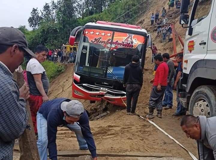 IntramurosE's tweet photo. Un deslizamiento de tierra, ocurrido el pasado sábado, dejó a un bus al borde del abismo. Ocurrió en la vía a #Guaranda, personas que iban en este trasporte no sufrieron daño.

#IntramurosEc https://t.co/FmuRmZ8CrA