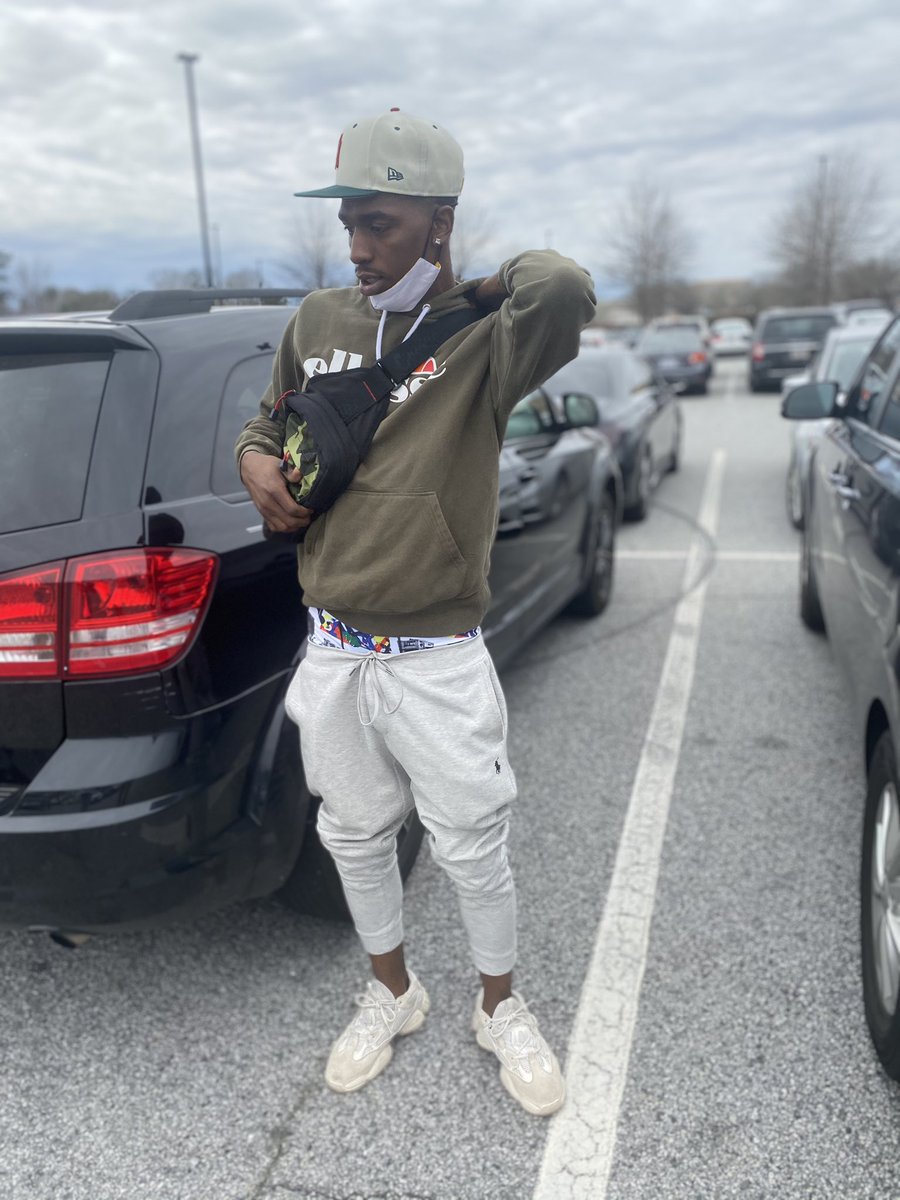 TrappinLife's tweet photo. i just did the #spreadchallenge runnin’ thru 20’s on my arm 💸 https://t.co/ZolpWfhZKK