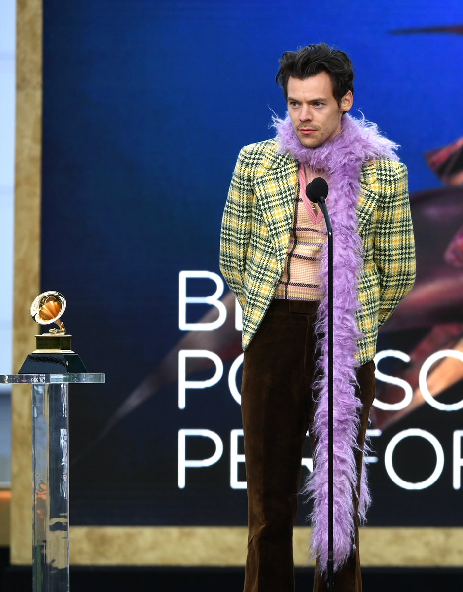 royalsckai's tweet photo. gente, sabe oq o harry ganhou hoje? isso mesmo um grammy. sabe aquele prêmio ali? é dele, por que >ele< ganhou um grammy. MEU FAV GANHOU SEU PRIMEIRO GRAMMY https://t.co/VBogtbqGQl