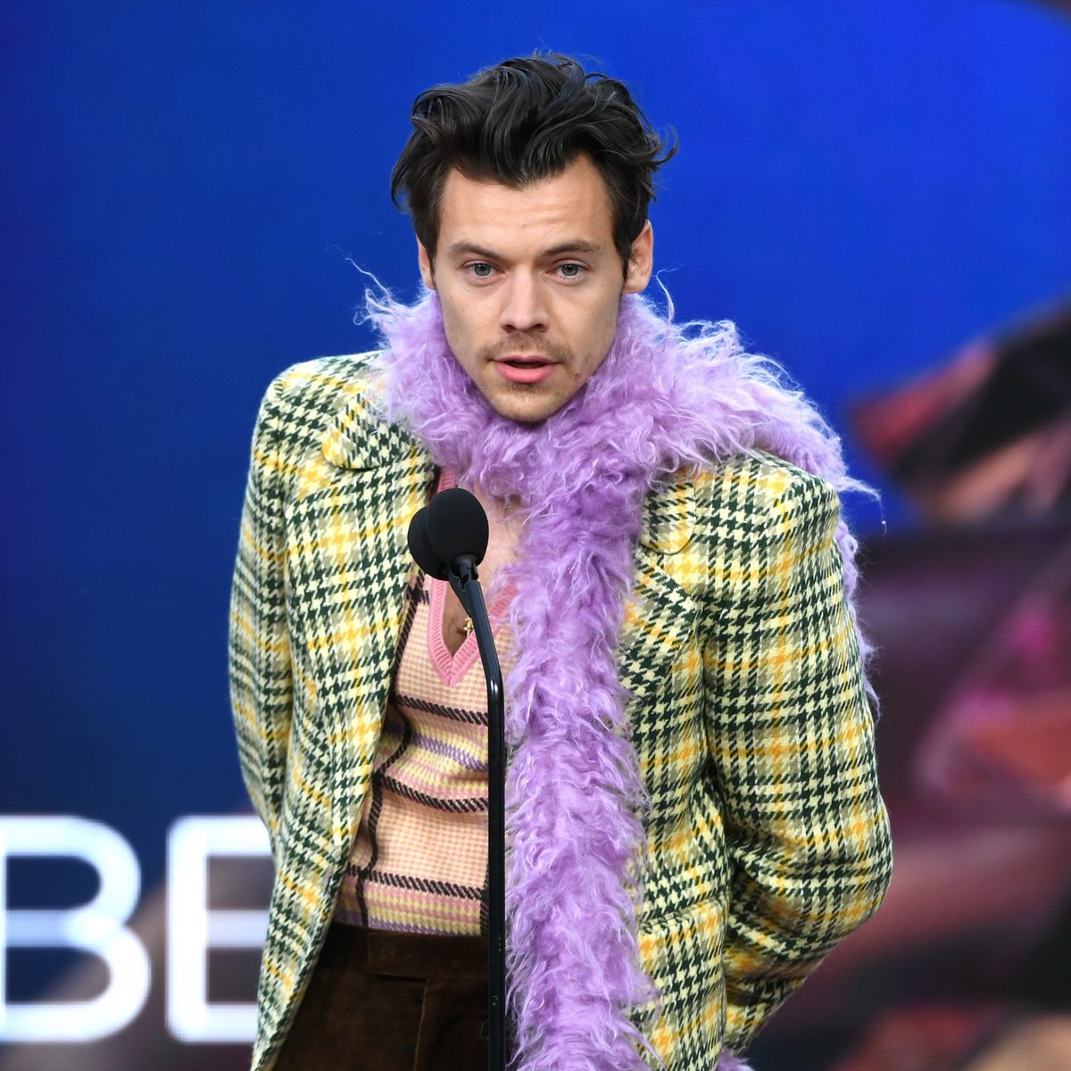 etnow's tweet photo. So maybe Ashley Tisdale walked so Harry Styles could run. 🤷‍♀️ #GRAMMYs https://t.co/lGrmNt8ejV