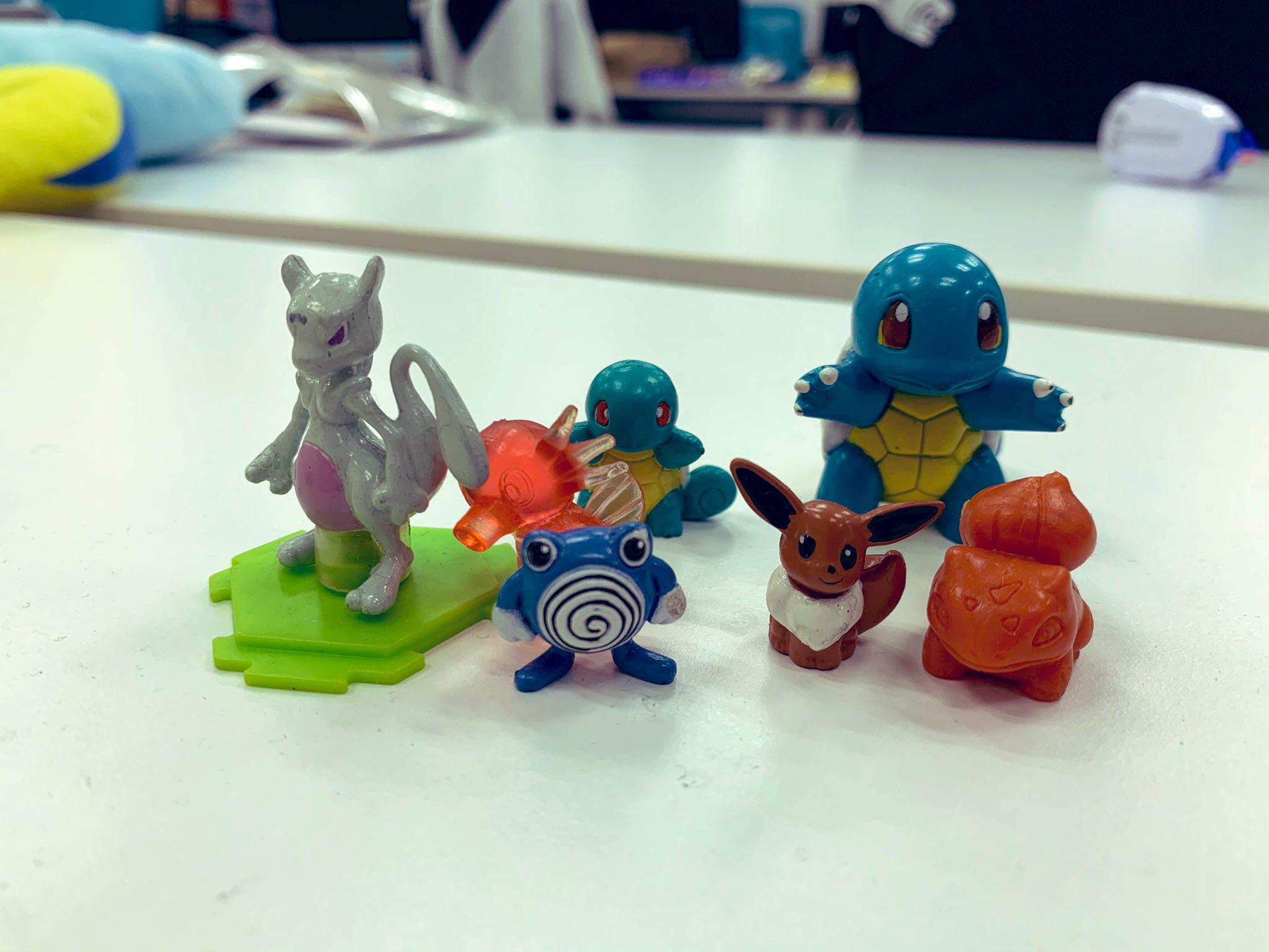 たっくん ポケるんtv たっくんの変形図の5回かな で話したポケモンの懐かしグッズだけど いつぞやのはーちゃんが自宅から発掘したものをいくつかもらったんだ ミュウツーの繋げる台座のフィギュア懐かしすぎてやばいでござる T Co F6wijmrufz