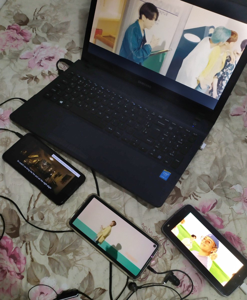 yoonsamy_'s tweet photo. A família toda ajudando na meta Dynamite 1B
#Dynamite1B
#DynamiteTo1B
#Dynamite
#DynamiteMakeHistory
#DynamitePavedTheWay
#BTSARMY
#BTSOurGreatestPrize
#방탄소년단
#BTS_Dynamite
@BTS_twt https://t.co/YRL7n0KA0s #방탄소년단