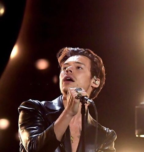 hazzstylesita's tweet photo. mommy can i have an #HarryStyles for the next Christmas? https://t.co/5VrRWCXKH0