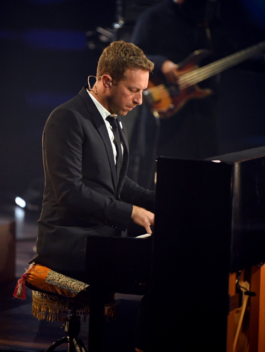 Yasnasep's tweet photo. Eres perfecto 😭  pero quería más, me dormiré en depresión  ME NIEGO Q SOLO SEA ESTO !       #GrammysTNT #GRAMMYs #Coldplay #ChrisMartin https://t.co/QttXaucr0T