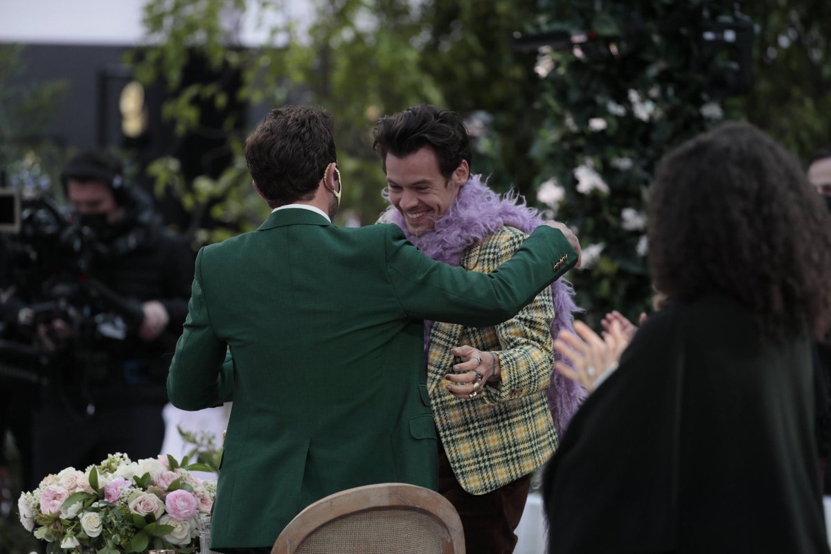 yellow_heart_1D's tweet photo. HARRY STYLES E SEU SORRISO MARAVILHOSO
💛🖤💛
PROUD OF WHO?
PROUD OF HARRY STYLES 
YOU GOT THIS HARRY 
#GRAMMYs https://t.co/2Fmq4fK0PZ