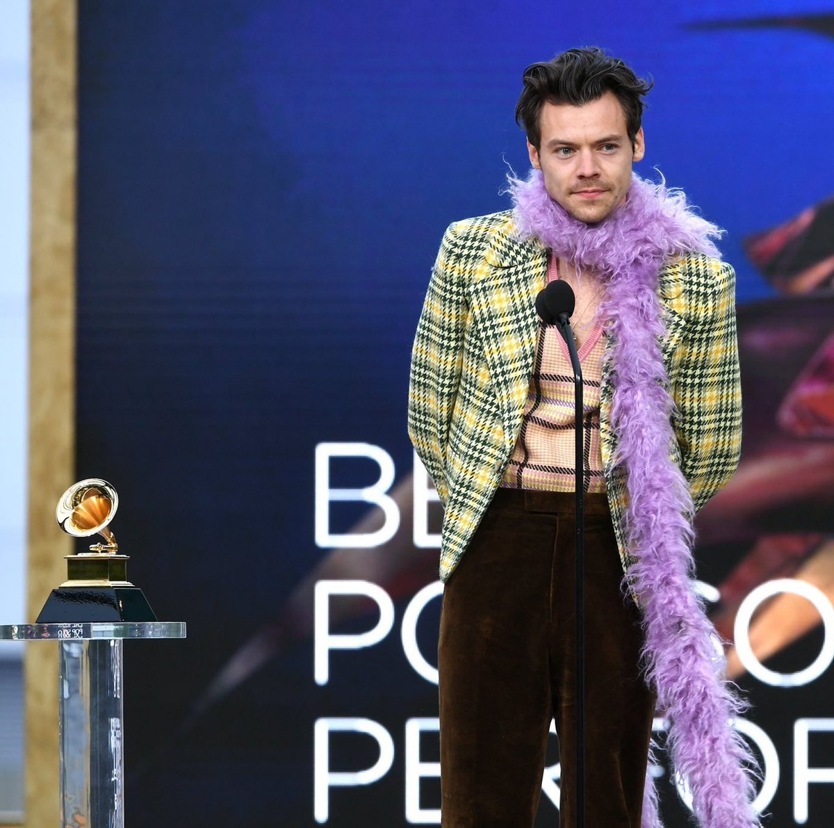 Hstylespy's tweet photo. hi i’m Harry                  Hi i’m Harry
Styles, im 16                Styles, i’m 27
and i work in                and i won my
a bakery                       first grammy https://t.co/MkWY80zQfs
