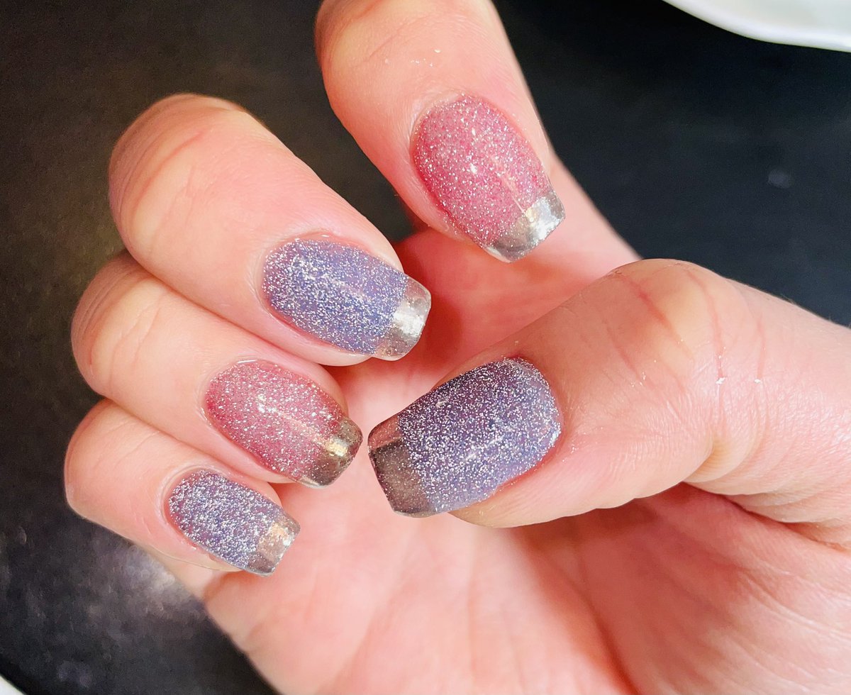 Rii Nail7 先日お越しいただいたお客様に送っていただきました 今流行りのキラッキラフラッシュネイル キラキラ好きの方 マグネットネイルお好きな方にオススメです ギャラクシーネイル フラッシュネイル ネイル ネイルサロン ネイルデザイン